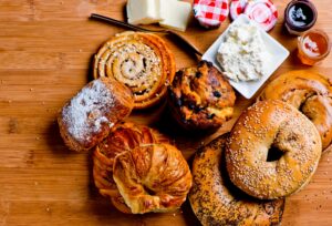 zumo y bollería, ejemplo de desayuno con mucho azúcar