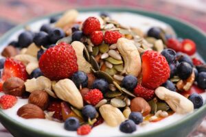 bol de yogur griego natural con fruta y frutos secos