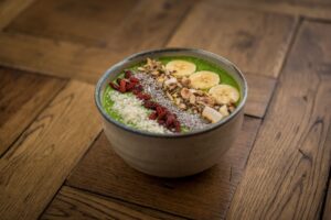 desayuno saludable de yogur con semillas y arándanos