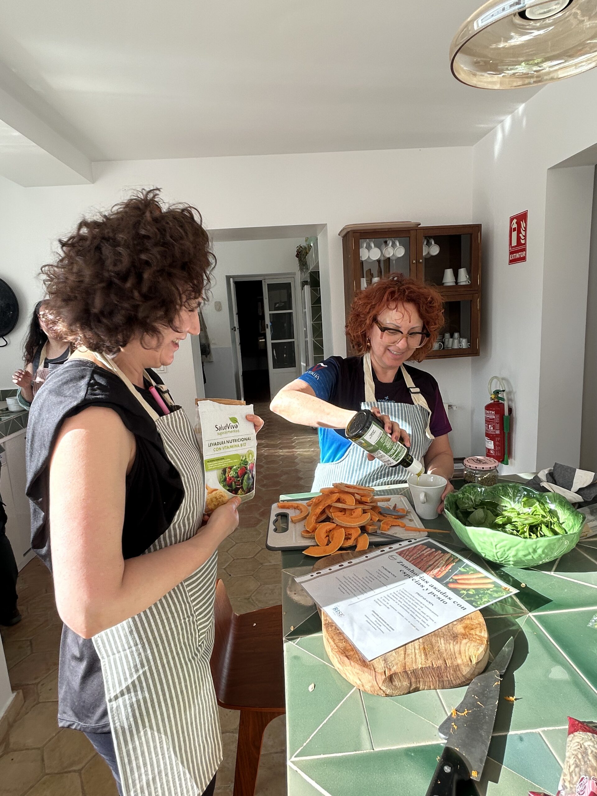 4.participantes cocinando